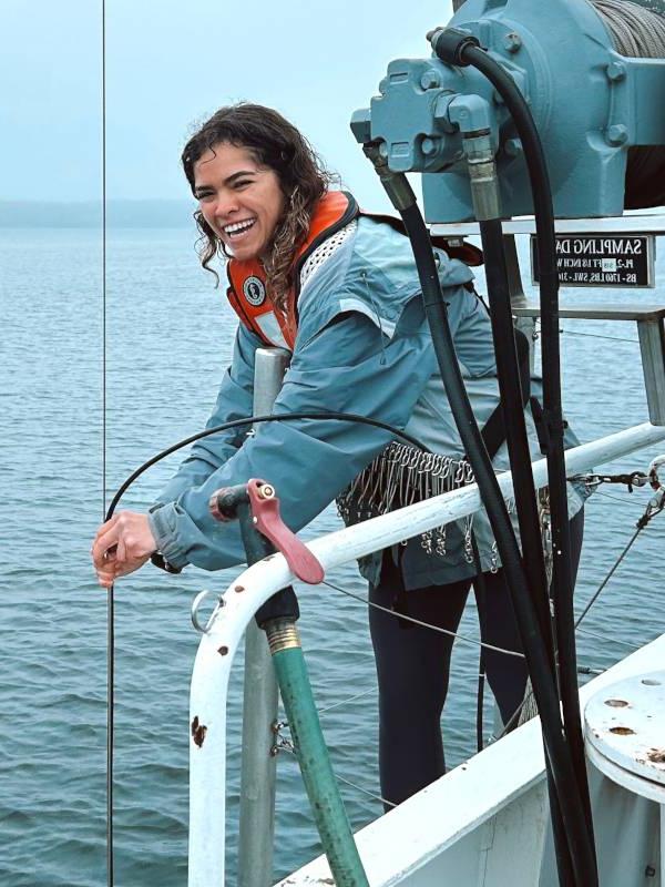 妮可D 'Arienzo holds sampling equipment over the side of the R/V W.G. 杰克逊